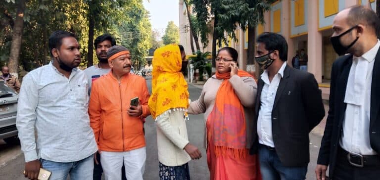 मुुस्लिम युवक से शादी का आवेदन लेकर पहुंची हिंदू युवती, कलेक्ट्रेट में हंगामा