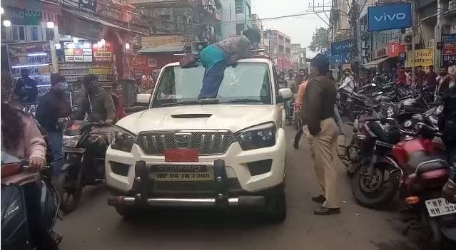 मानसिक रूप से विक्षिप्त युवती एसडीएम की गाड़ी पर चढ़ी, फांसी की धमकी देकर मचाया उत्पात
