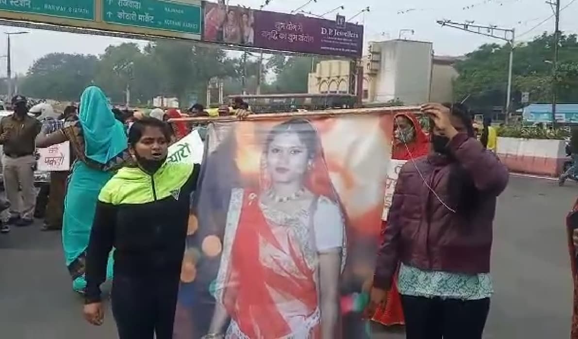 Indore News- दहेज के लालच में बहू को उतारा मौत के घाट, फांसी की मांग पर अड़े परिजन