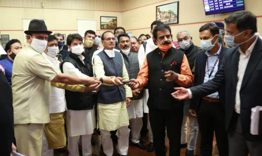 इंदौर पहुंचे CM शिवराज बोले- MP में नशे के कारोबारी छोड़े नहीं जाएंगे, पुलिस और प्रशासन की तारीफ की