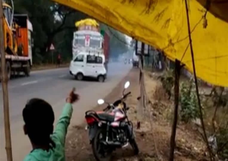 VIDEO : तेज रफ्तार ट्रक पहले होटल में घुसा, फिर ऑटो को 200 मीटर तक घसीटते हुए ले गया