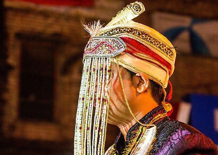 इंदौर : घोड़ी पर चढ़ा दूल्हा, पुलिस को देख भागे बाराती, देखें वीडियो