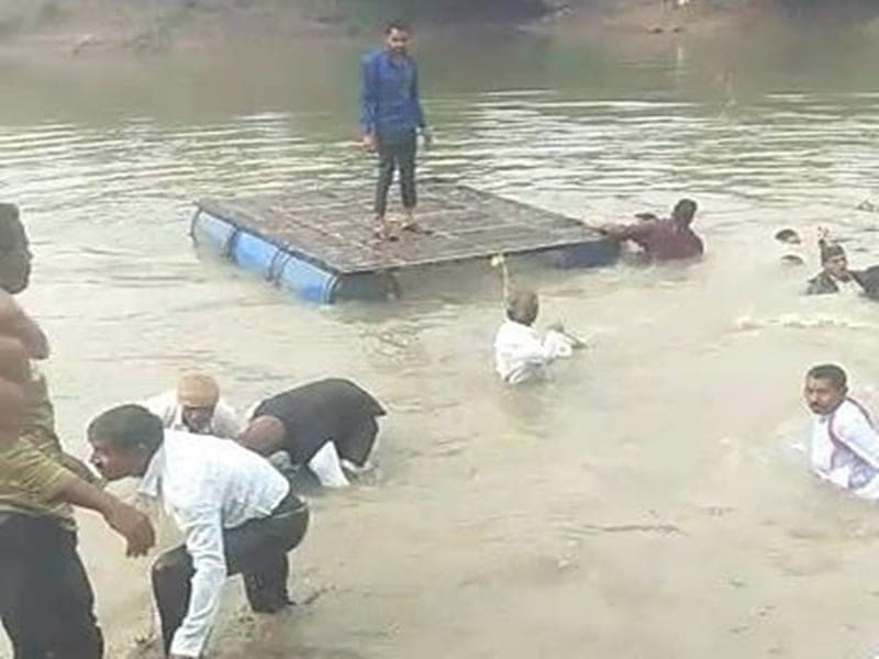 जुगाड़ की नाव पलटी, नदी के पार शादी में जा रहे 10 लोग डूबे, मच गई चीख पुकार