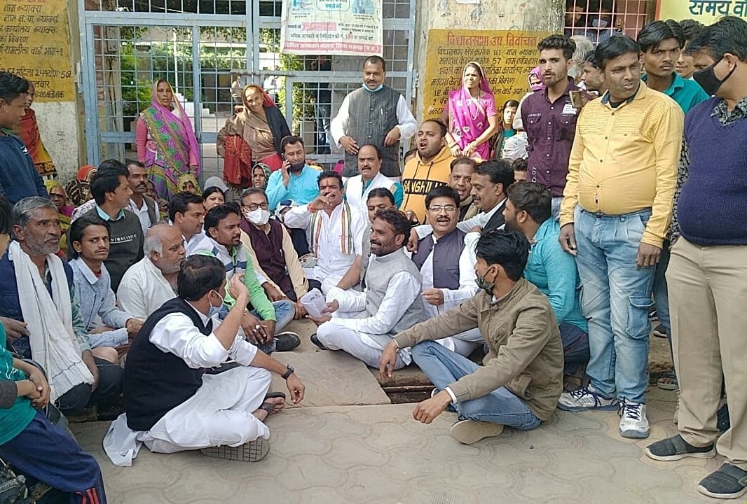 खाद्यान्न के लिए दर-दर भटक रहे हितग्राहियों ने किया प्रदर्शन, उग्र आंदोलन की चेतावनी