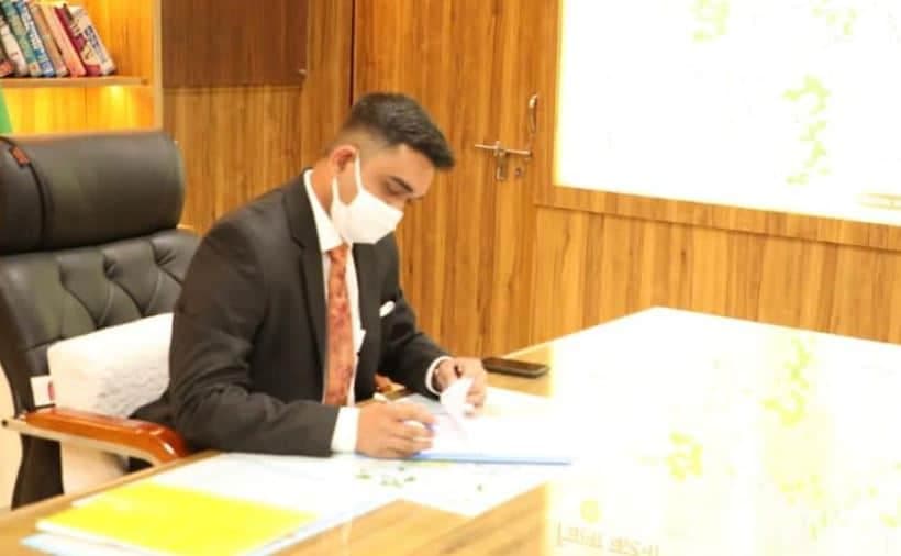 कटनी के नवागत कलेक्टर प्रियंक मिश्रा ने संभाला पदभार, 2013 बैच के हैं IAS