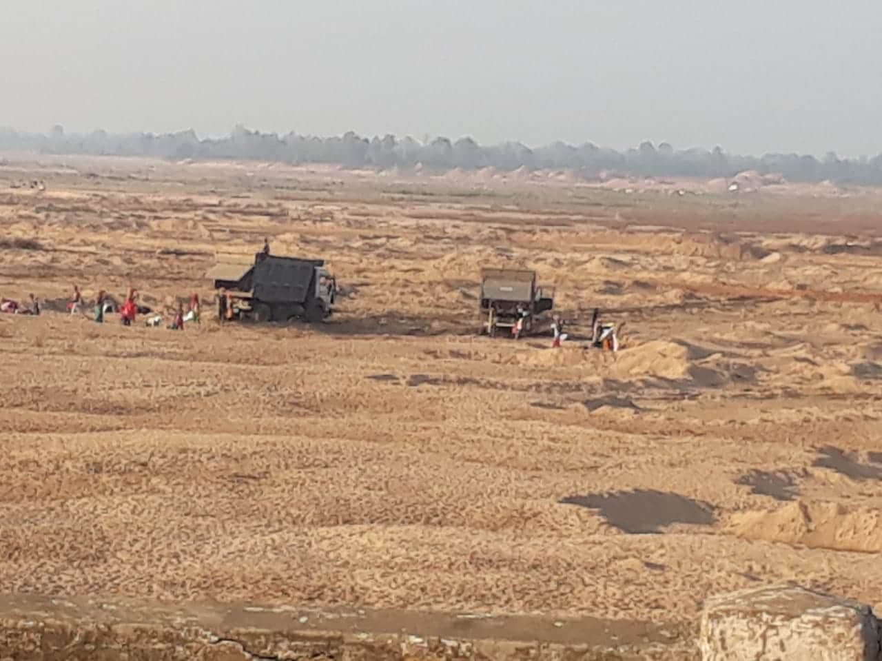 वहाँ मंच से सीएम ने दी भूमाफिया को चेतावनी, पास ही तवा नदी पर होता रहा अवैध उत्खनन