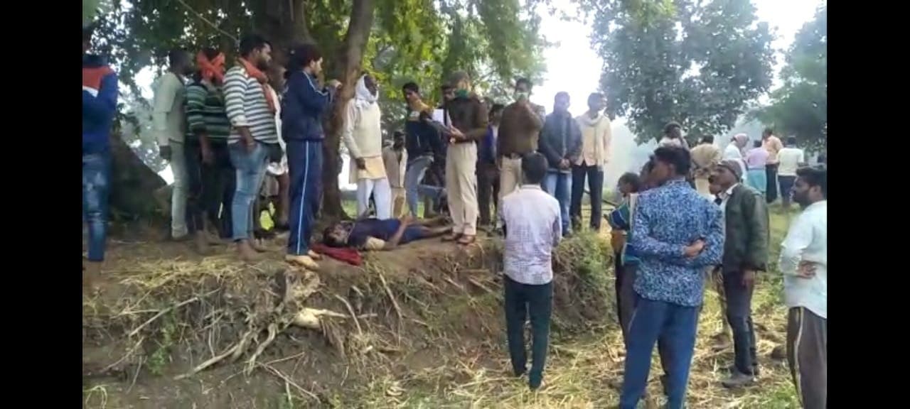 सूअरों के शिकार के लिए बिछाये बिजली के तार में फंसा किसान, करंट लगने से मौत