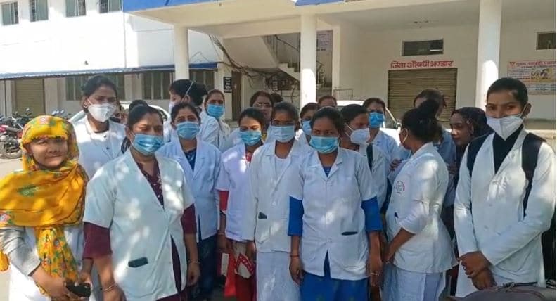 सीएम के गृह जिले में 53 नर्सों को नौकरी से हटाने के आदेश जारी, नर्सों ने कहा- पूरा परिवार हम पर निर्भर