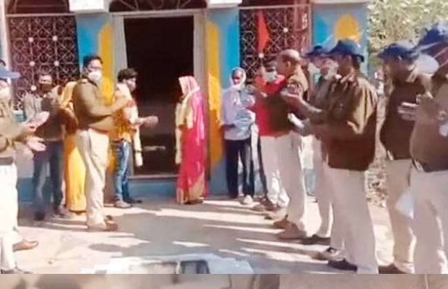 खाकी ने बना दी जोड़ी  : थाने में हुई शादी, पुलिस वाले बने बाराती, जानिये क्या है कहानी