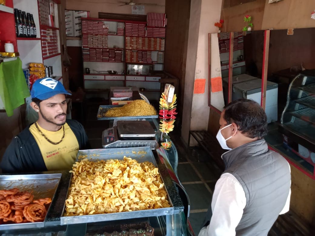 खाद्द टीम के कड़े तेवर देख  दिन में ही बंद हुआ बाजार, कई दुकानों से लिए सैंपल