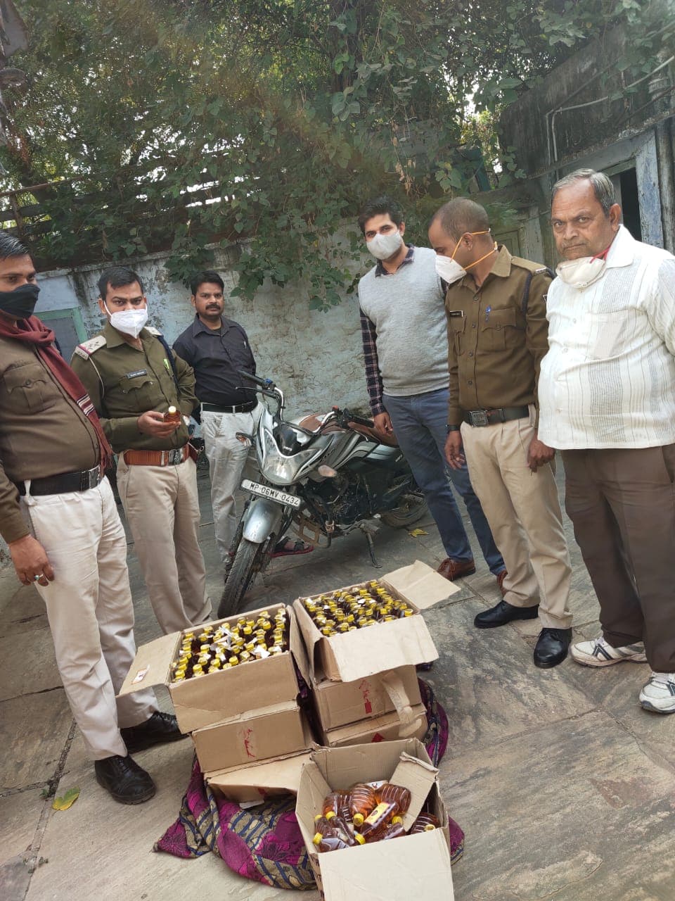 गठरी में बांधकर ले जा रहे थे एक लाख की शराब, चेकिंग देख बाइक छोड़कर भागे