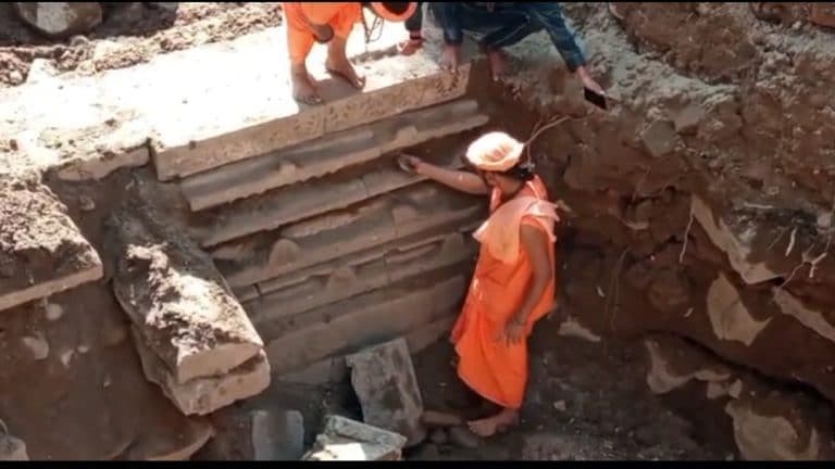 महाकाल मंदिर परिसर में निकली हजार साल पुरानी दीवार का अवलोकन करने पहुंची केंद्रीय टीम