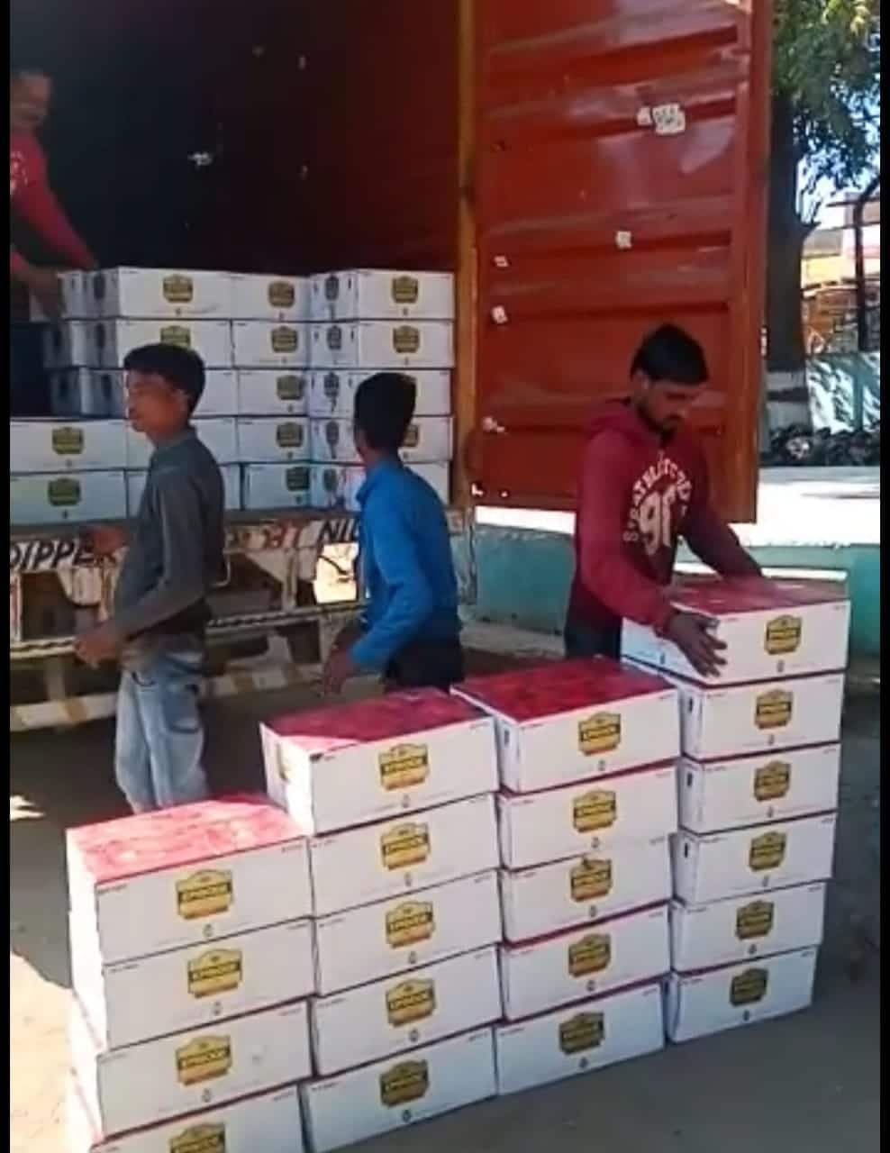 बिक्री के लिए जा रही लाखों की शाराब से भरे कंटेनर को पुलिस ने पकड़ा