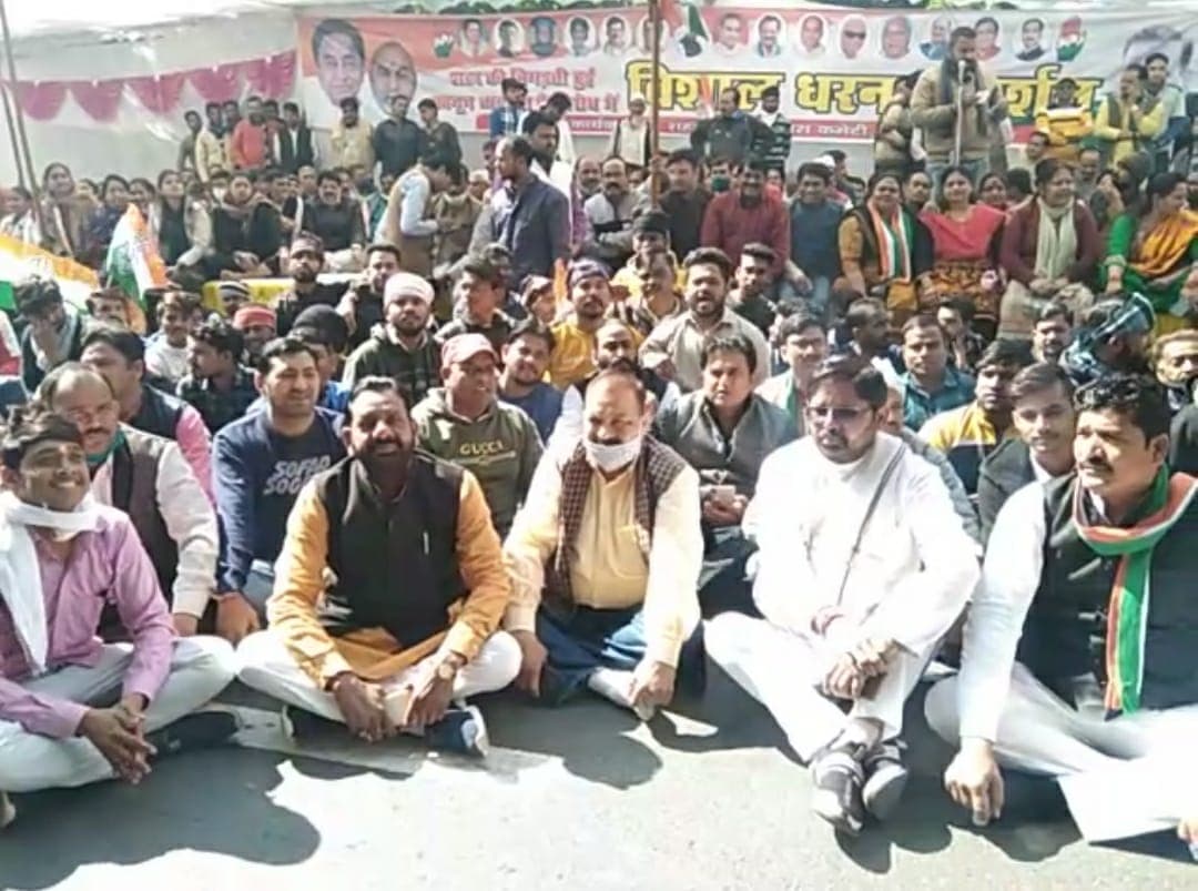 कानून व्यवस्था को लेकर विधायक सड़क पर, समर्थकों के साथ SP ऑफिस के बाहर धरना