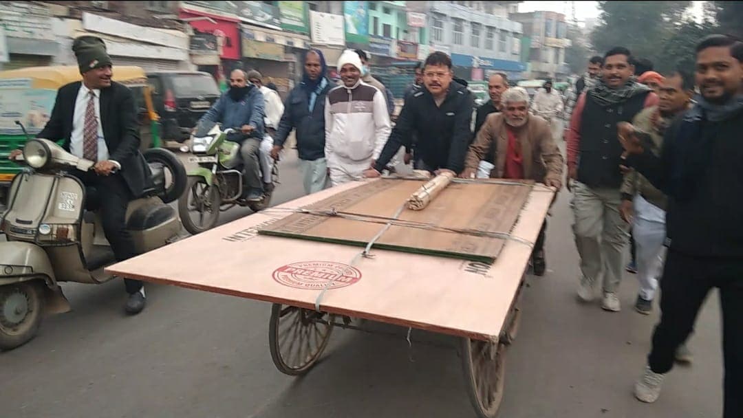 GWALIOR- बुजुर्ग को ठेला धकेलते देख पसीजा मंत्री जी का दिल , फिर हुआ ये 
