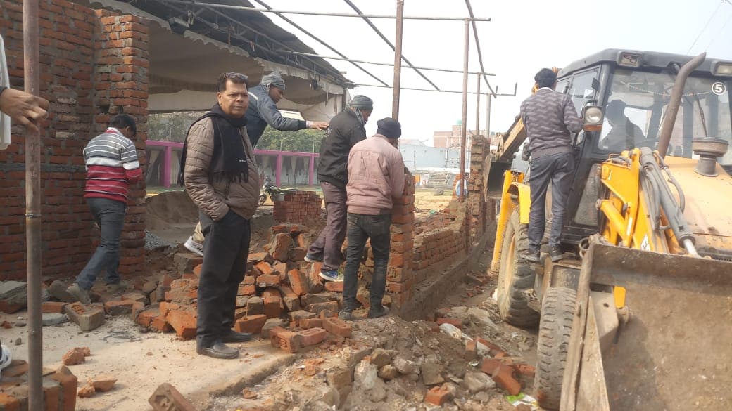 बीआर गार्डन के अवैध निर्माण पर चली निगम की जेसीबी