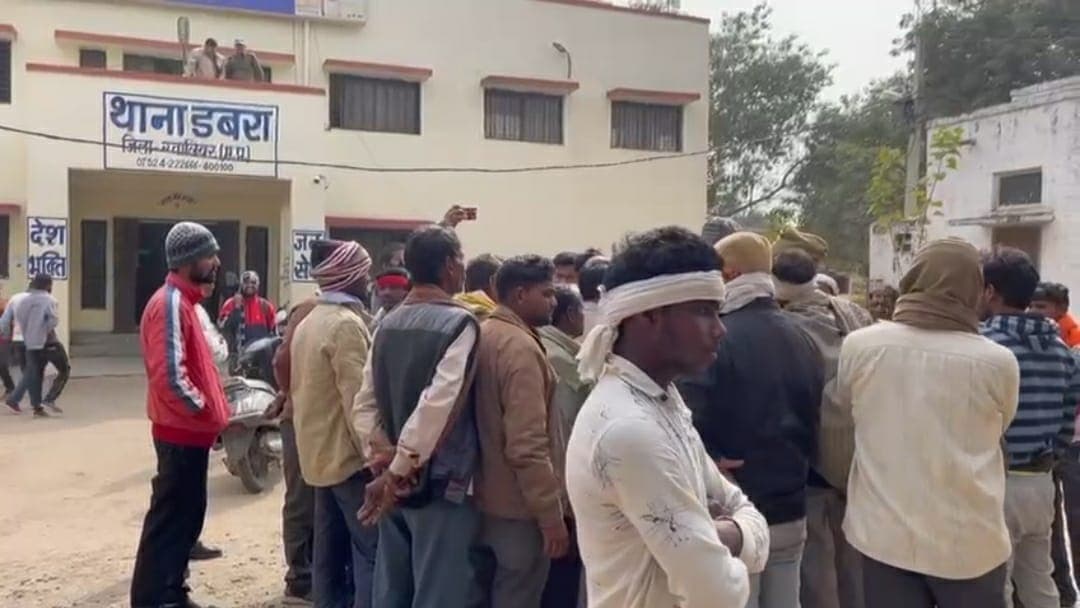 करंट से दो बच्चों की मौत, पुलिस ने FIR में की देरी, परिजनों ने घेरा थाना