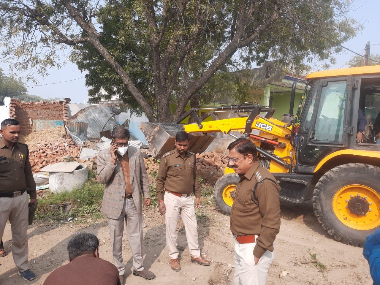 जहरीली शराब कांड के आरोपी के मकान पर प्रशासन ने चलाया बुलडोजर 