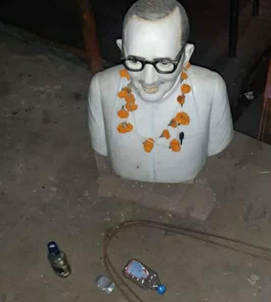 समाजसेवी की प्रतिमा की दुर्दशा पर बवाल, नेताओं और सांसद पर उठाए सवाल 