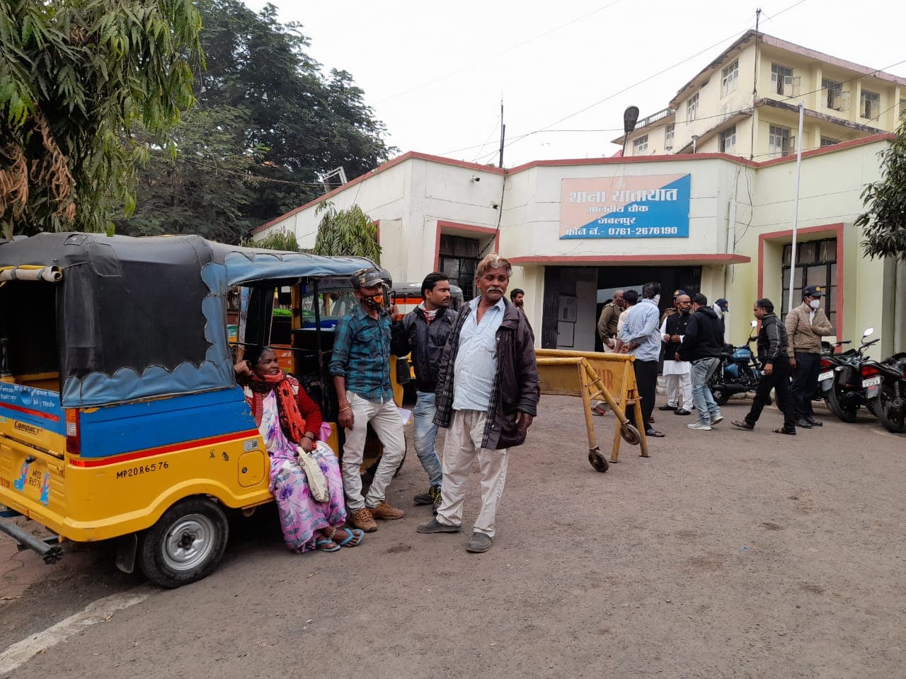 ट्रैफिक पुलिस ने की कार्रवाई, नेताओं के किये सिफारिशी फोन, पुलिस ने काटा चालान   