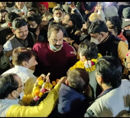 सड़क हादसों से आहत वरिष्ठ नेता ने सांसद सिंधिया को सौंपा पत्र, की ये मांग 