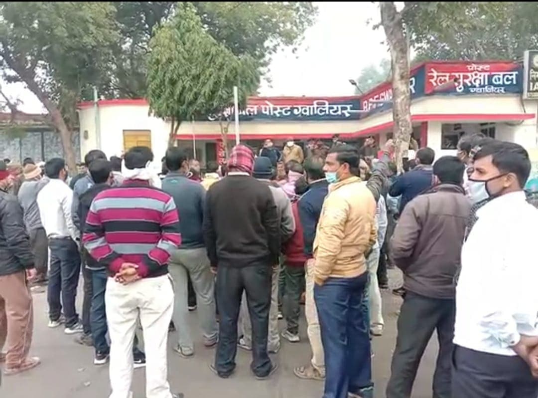 RPF ने बंद किये 17 ऑटो, रिश्वत मांगने के आरोप,चालकों ने माकपा के साथ घेरा थाना