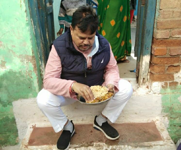 सफाईकर्मी की माँ से बोले शिवराज के मंत्री- माताजी खाना मिलेगा, सुबह से भूखा हूँ