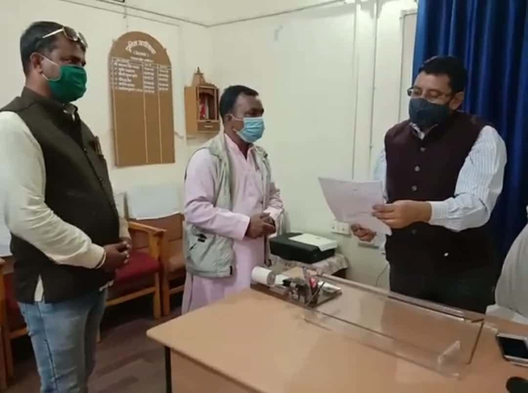 SP से की शिकायत, दो पुलिस अधिकारी करते हैं जातिगत अपमान और प्रताड़ित
