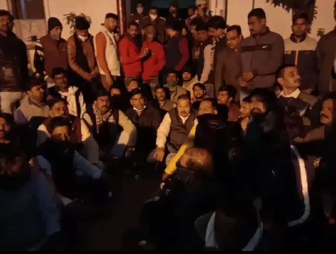 कांग्रेस विधायक ने दिया थाने पर धरना, टीआई को लीव पर भेजा, ये है मामला
