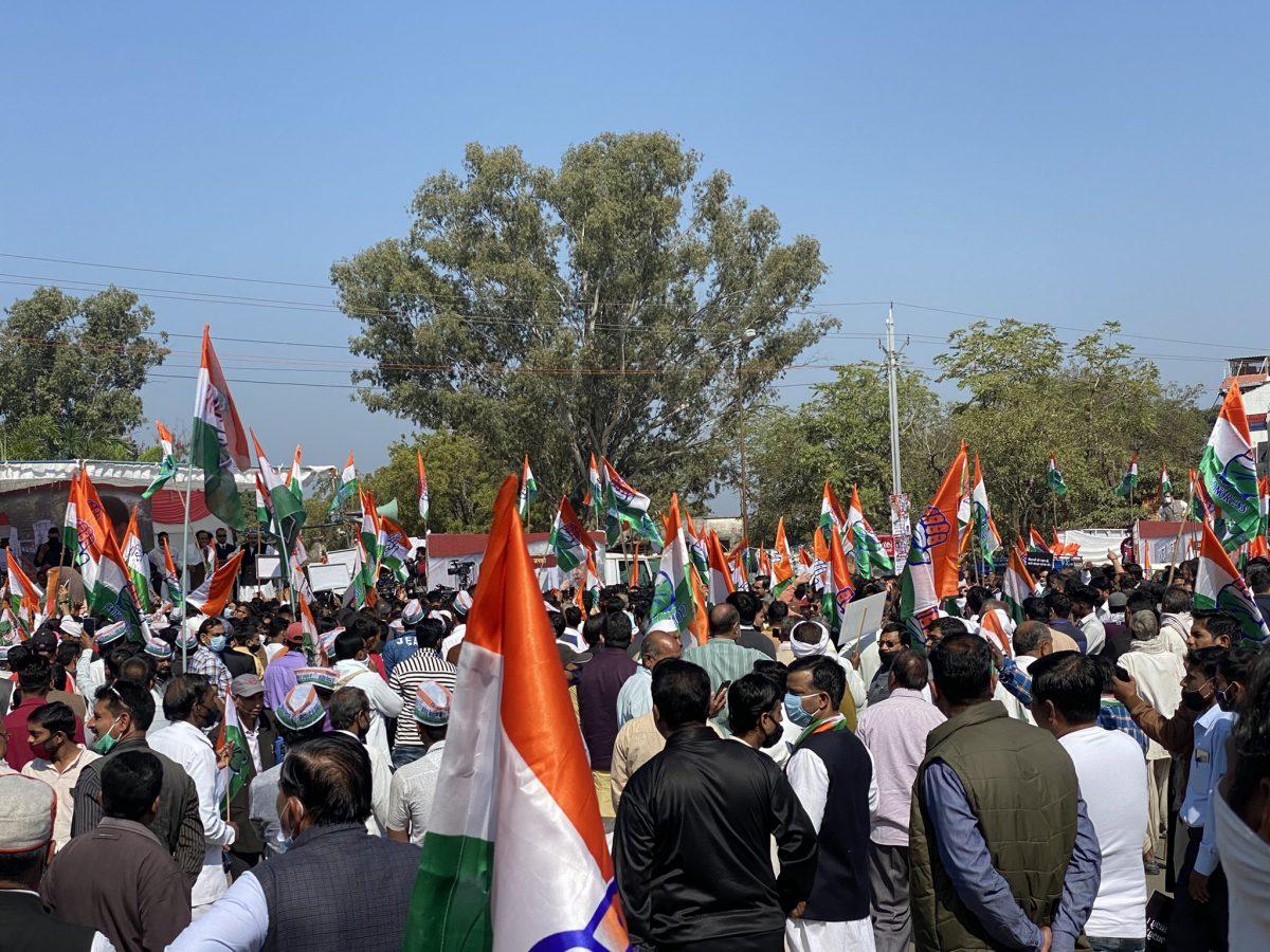 MP : राजभवन घेराव करने पहुंचे कांग्रेसियों को रोका, लाठीचार्ज, पुलिस ने छोड़े आंसू गैस के गोले