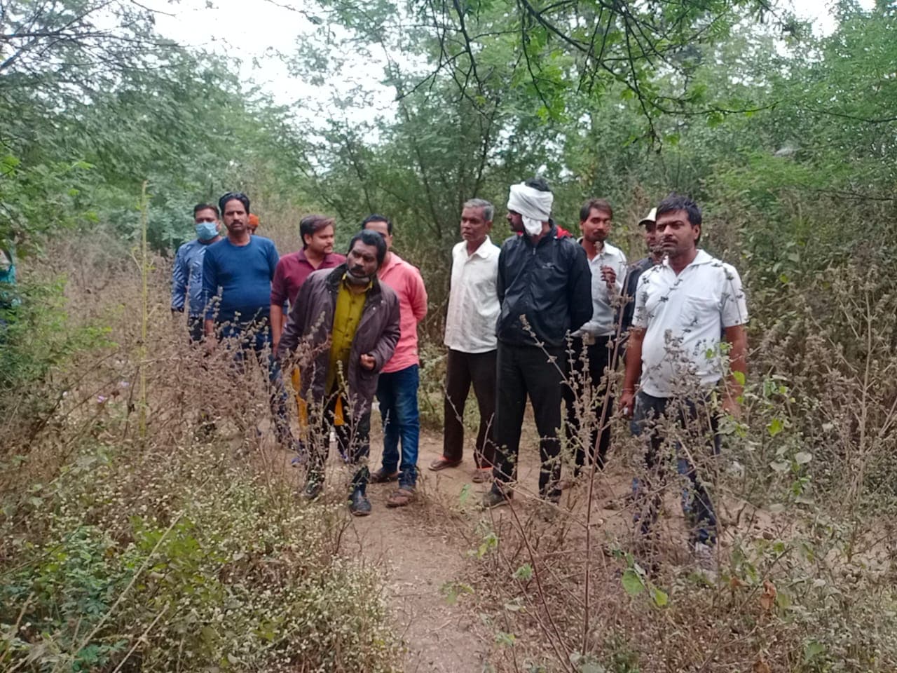 पेड़ पर लटका रहा युवक का शव, बार-बार सूचना देने के बाद भी नही पुलिस