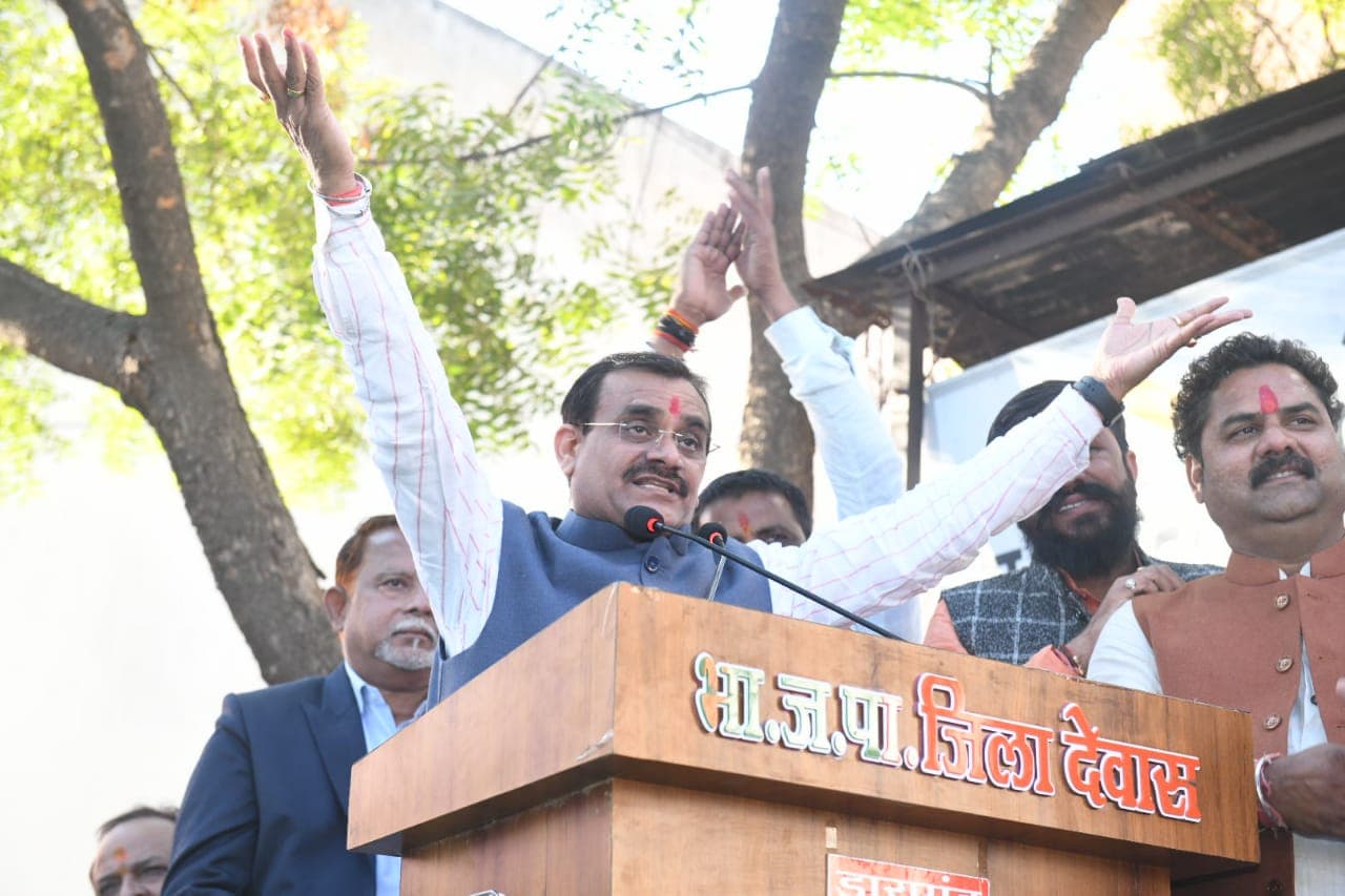 कांग्रेस पर बरसे वीडी शर्मा, तिरंगे का अपमान बर्दाश्त नहीं करेंगे