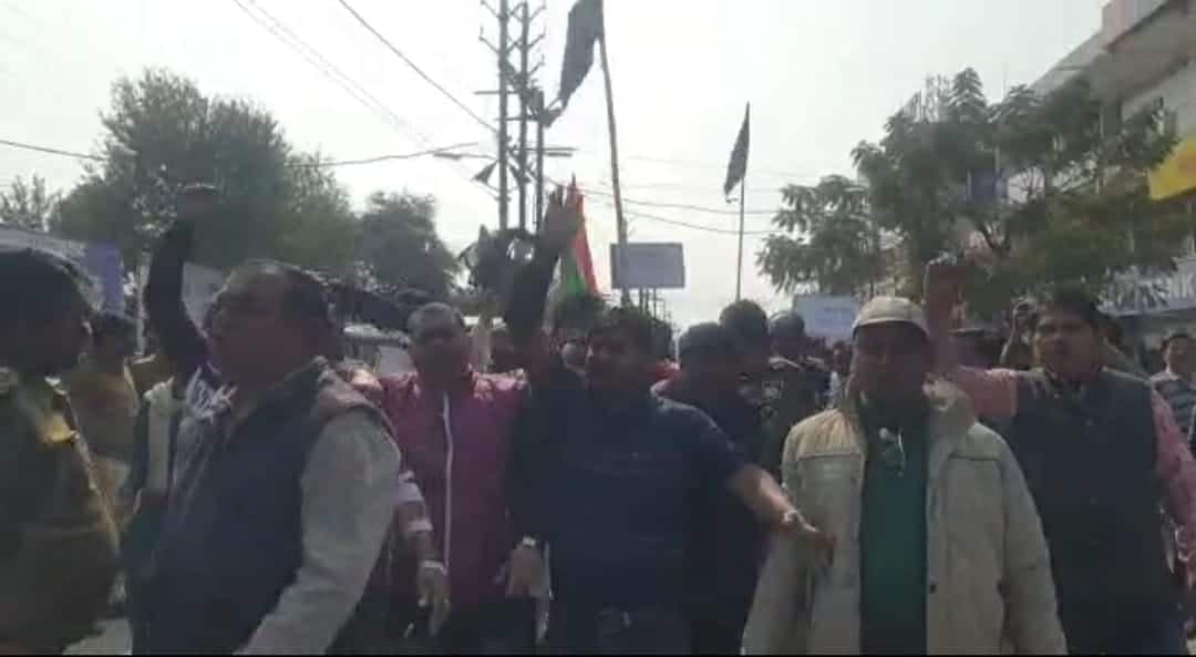 राहुल सिंह के पोस्टर पर कांग्रेसियों ने फेंकी कालिख, पुलिस ने किया गिरफ्तार