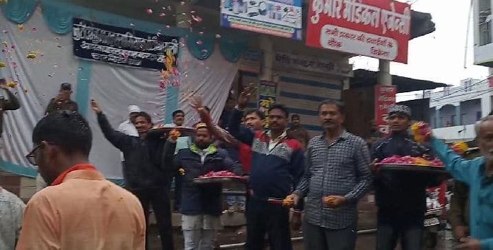 मस्जिद के सामने से निकली राम यात्रा का मुस्लिम समाज ने किया फूलों से स्वागत