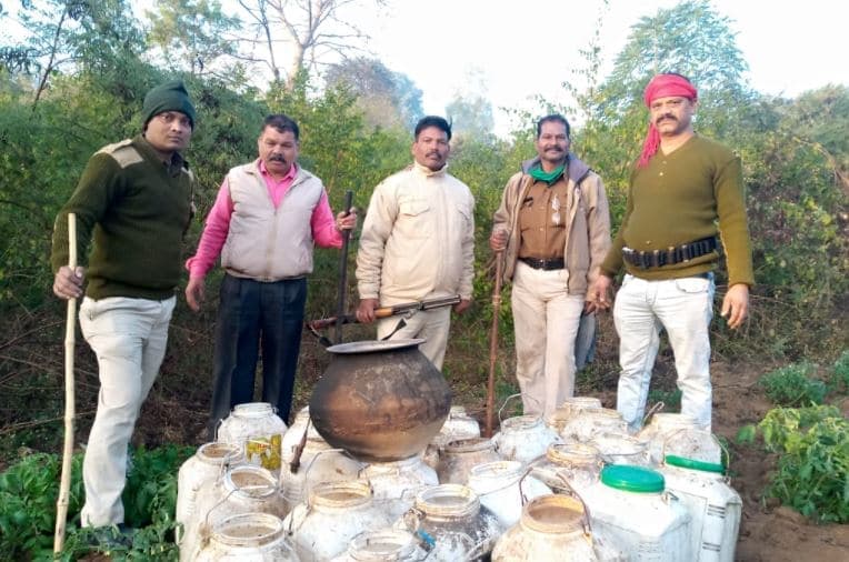 पुलिस-आबकारी को चकमा देकर नदी पार भागे शराब तस्कर, देखती रह गई टीम