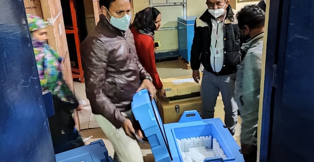 रतलाम पहुंची वैक्सीन, पहले चरण में दो केन्द्रो पर लगेगा टीका, SMS से दी जायेगी जानकारी