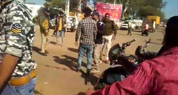 महिला की मौत पर परिजनों ने किया चक्काजाम, पुलिस ने भांजी लाठियां