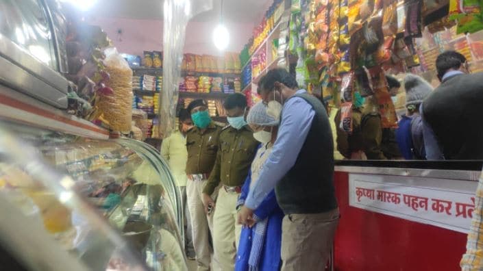 मिलावट पर शिकंजा : तेल व्यापारी के गोदाम और मिठाई की दुकानों पर अधिकारियों ने मारा छापा