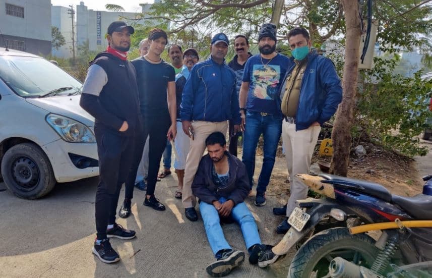 एक ही इलाके में बार बार चोरी कर रहा था चोर, सीसीटीवी फुटेज से हुई पहचान, लोगों ने धर दबोचा