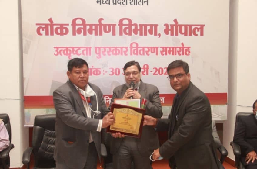 कोरोना काल में सराहनीय कार्य के लिए सम्मानित हुए प्रभारी SDO रीतेश शर्मा