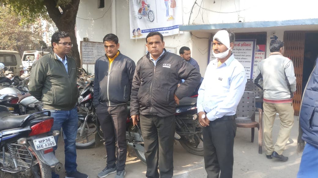 खाद्य विभाग के अधिकारी पर अज्ञात लोगों ने किया जानलेवा हमला, बीच बचाव में टोल कर्मी घायल