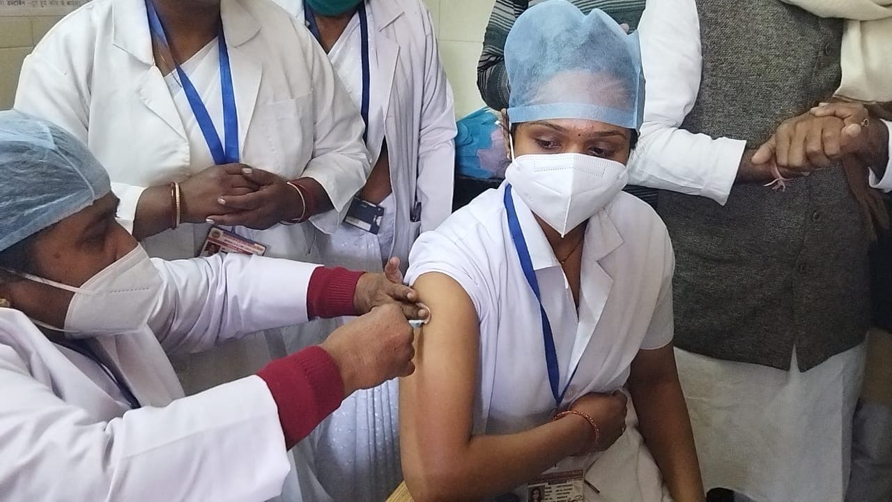 होशंगाबाद- उम्मीद का पहला टीका जिला अस्पताल की स्वास्थ्यकर्मी  को लगा