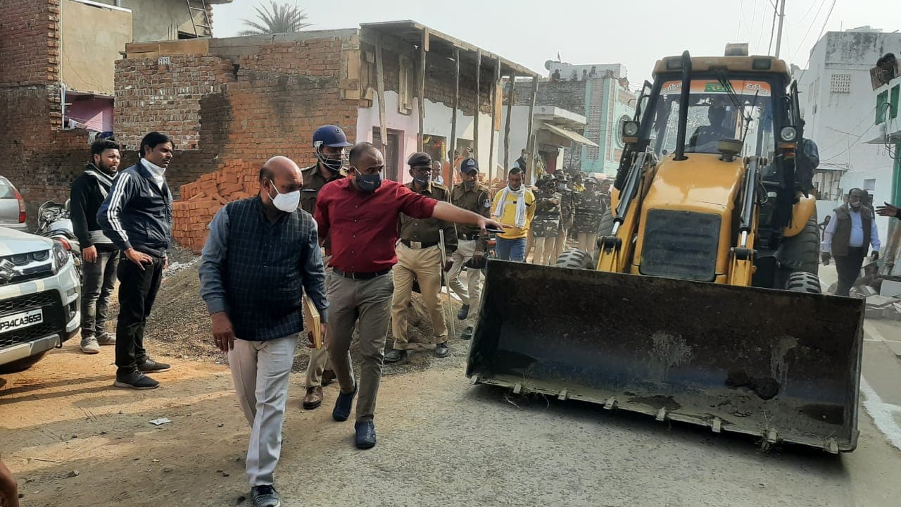 मंडी में हटाया गया अतिक्रमण, मुहिम के दौरान कई अपराधियों के मकानों पर कार्रवाई