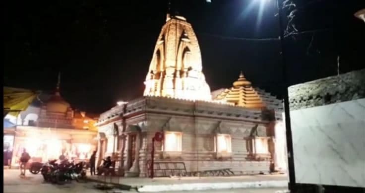 मंदिर के पास दरोगा की बेटी से छेड़छाड़, बदमाशों को घर से उठा लाई पुलिस