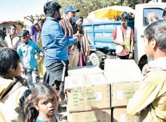 मकर संक्रांति पर जबलपुर में सोन पापड़ी बांटने पर क्यों मच गया बवाल, पढ़िए पूरी खबर