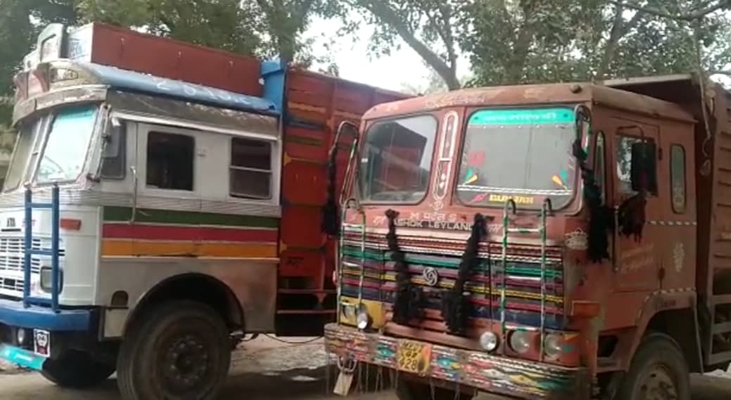 अवैध रेत से भरे दो ट्रकों को पुलिस ने पकड़ा, चालक भी गिरफ्तार
