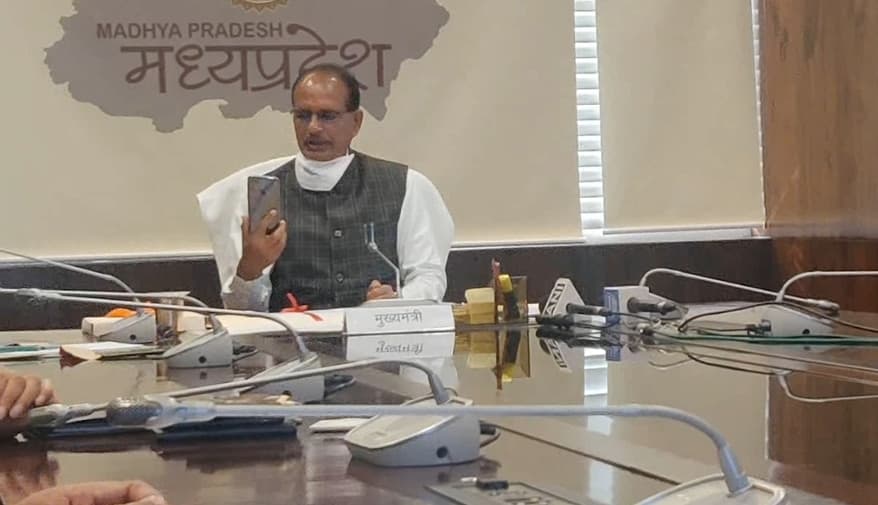 सीएम शिवराज सिंह चौहान की चेतावनी- गड़बड़ करने वालों को छोड़ा नहीं जाएगा, बैठक में दिए अहम सूत्र