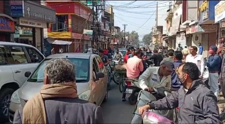 बाजार में बम फेंकने से नाराज व्यापारियों ने देर तक नहीं खोली दुकानें, पूर्व मंत्री पहुंचे मनाने
