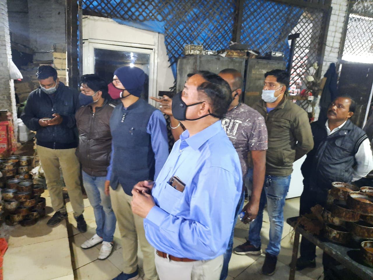 दो बेकरी कारखानों पर पहुँची प्रशासन की टीम, गंदगी देख भड़के एसडीएम