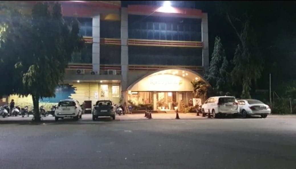 कांग्रेस नेत्री के बार पर जिला प्रशासन का छापा, लायसेंस निरस्त, दो अधिकारी निलंबित